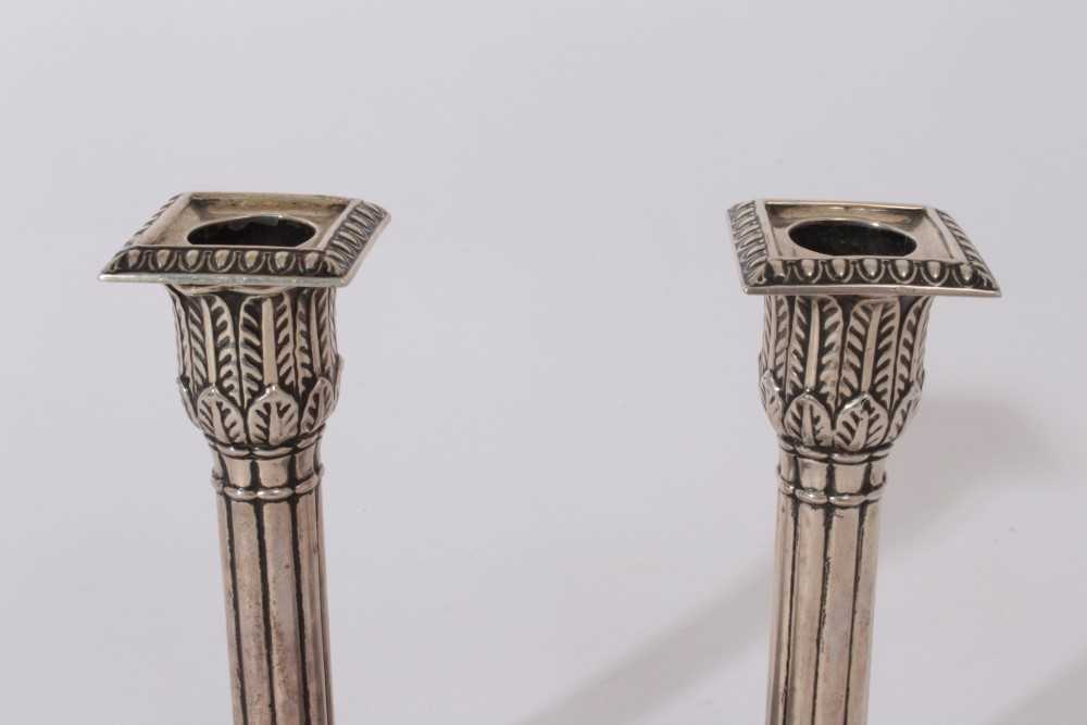 Pair Edwardian silver candlesticks with fluted columns, candle holders with acanthus leaf decoration - Image 4 of 5
