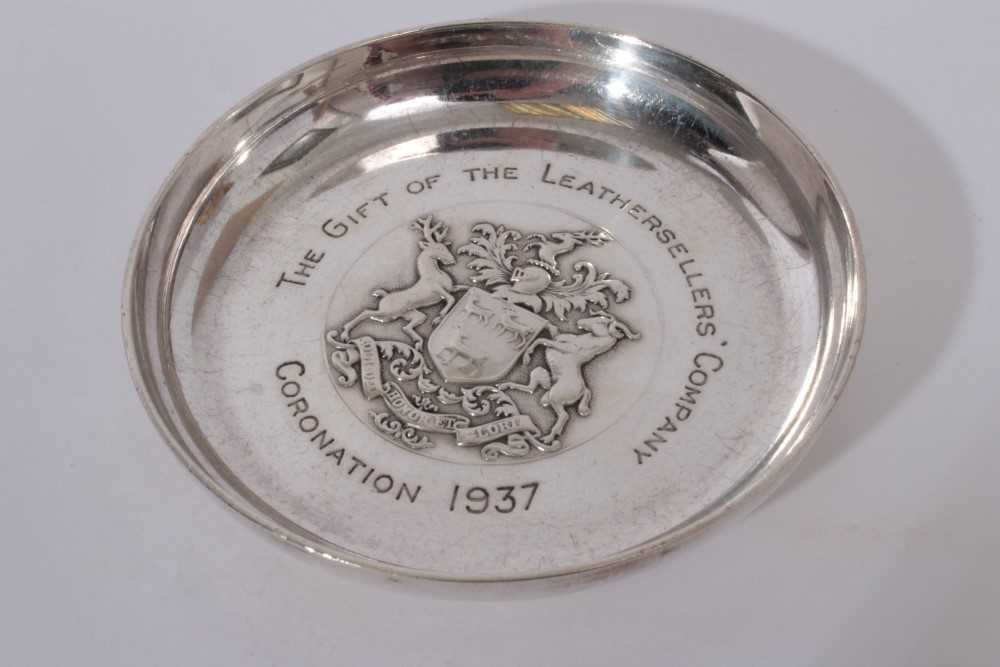 George VI silver pin dish with embossed coat of arms of the Leathersellers' Company and engraved ins - Image 4 of 10