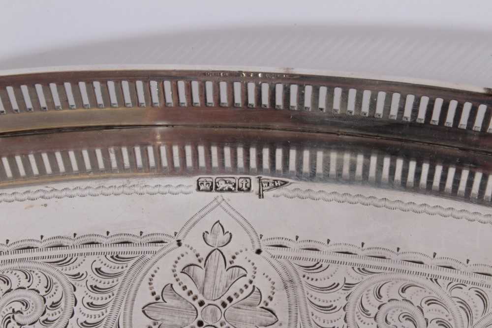 George V silver gallery tray of oval form with engraved foliage decoration and two handles on four b - Image 4 of 6