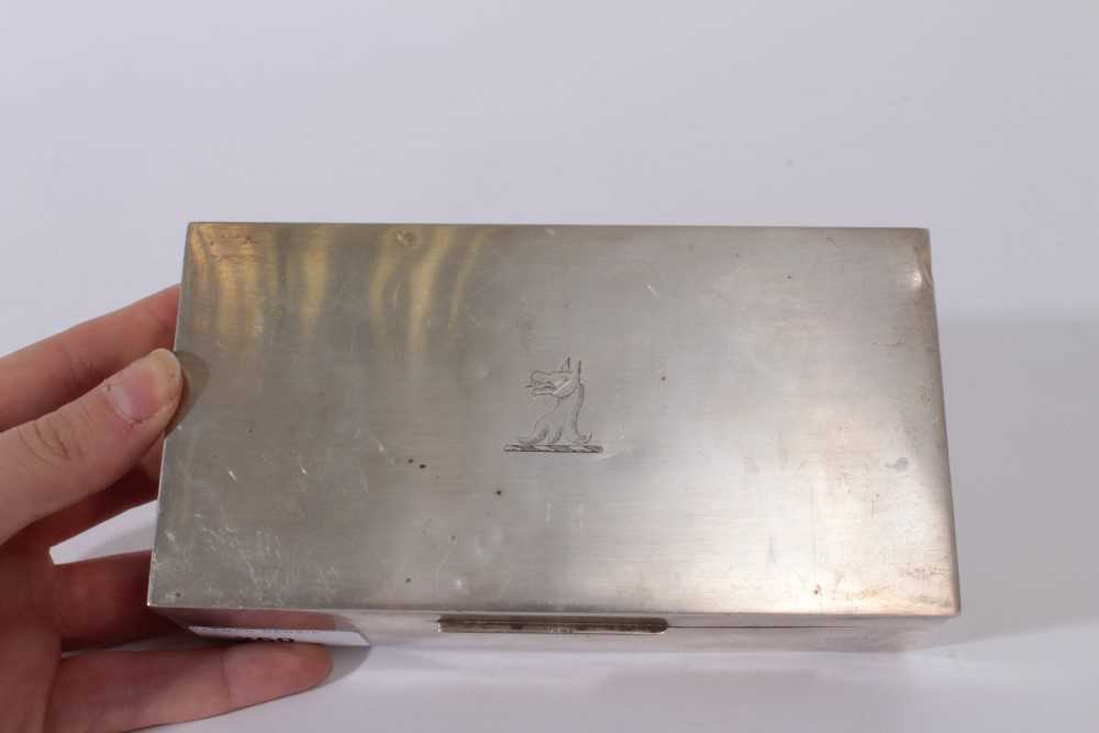 Contemporary silver cigarette box of rectangular form with hinged lid and engraved armorial, cedar l - Image 2 of 4