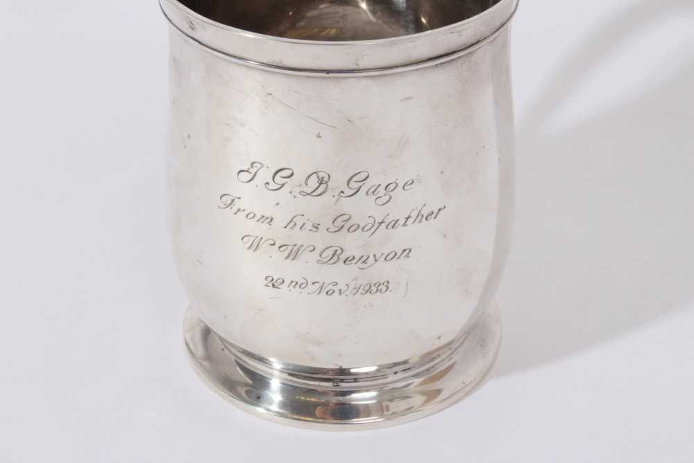 George V Silver Christening mug of baluster form, with loop handle and engraved presentation inscrip - Image 2 of 4