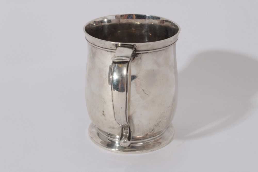 George V Silver Christening mug of baluster form, with loop handle and engraved presentation inscrip - Image 4 of 4