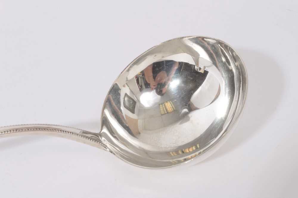 George III Beaded Old English pattern Silver soup ladle (London 1782), maker G.J., all at 5oz, 25cm - Image 3 of 4