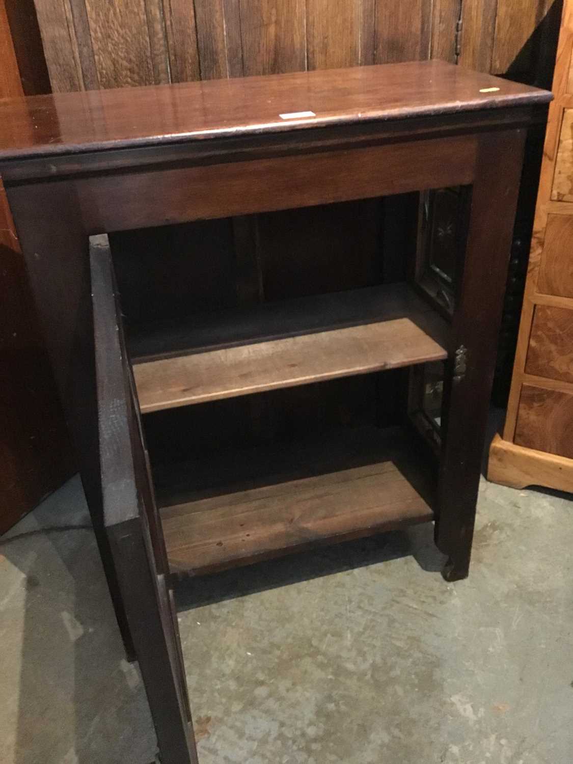 Victorian mahogany cupboard with stained glass panels on bracket feet. 68 cm wide, 86 cm high, 32 cm - Bild 2 aus 2