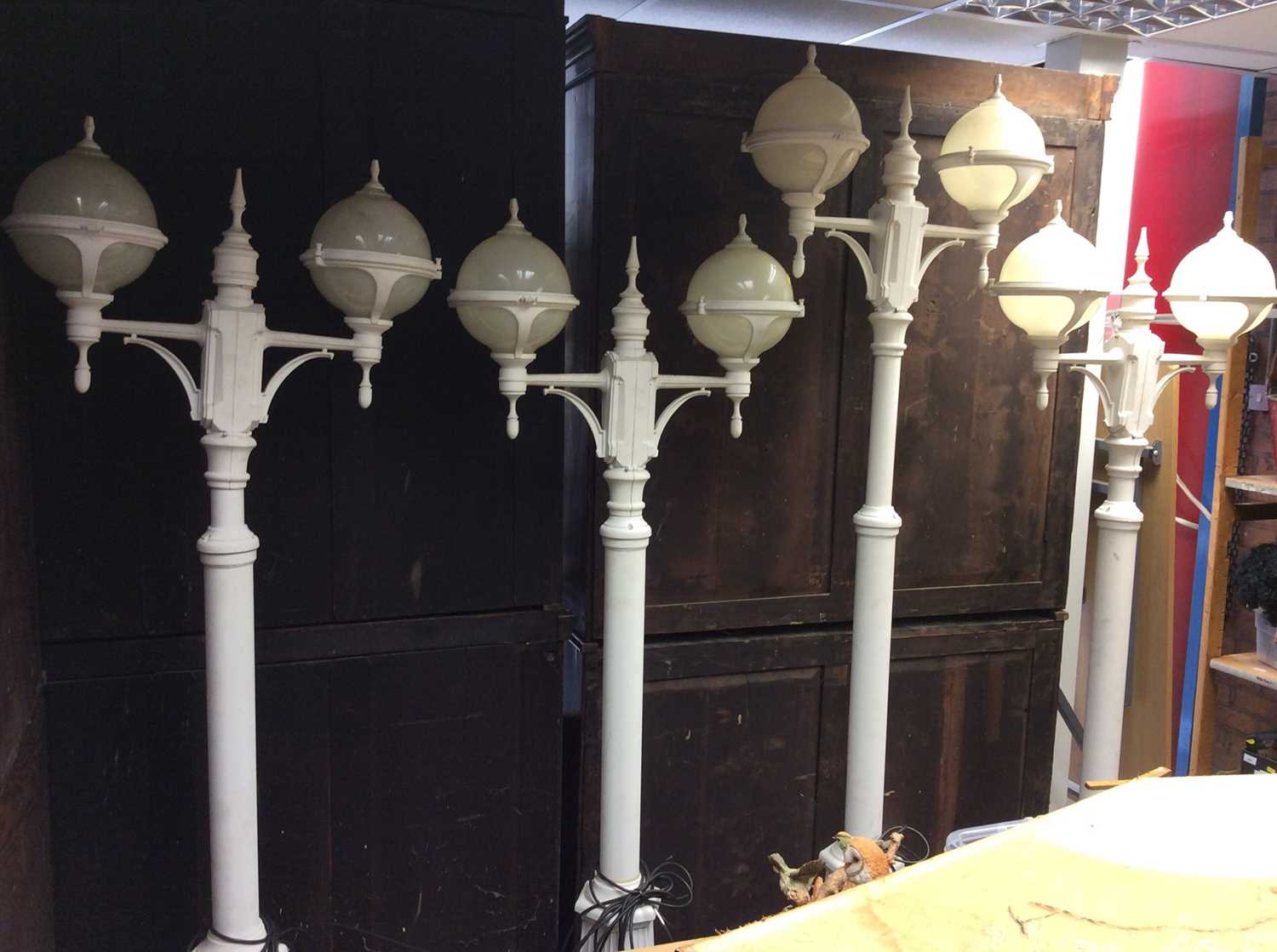 Set of four Parisienne style white painted metal floor standing lamp posts - Bild 3 aus 3