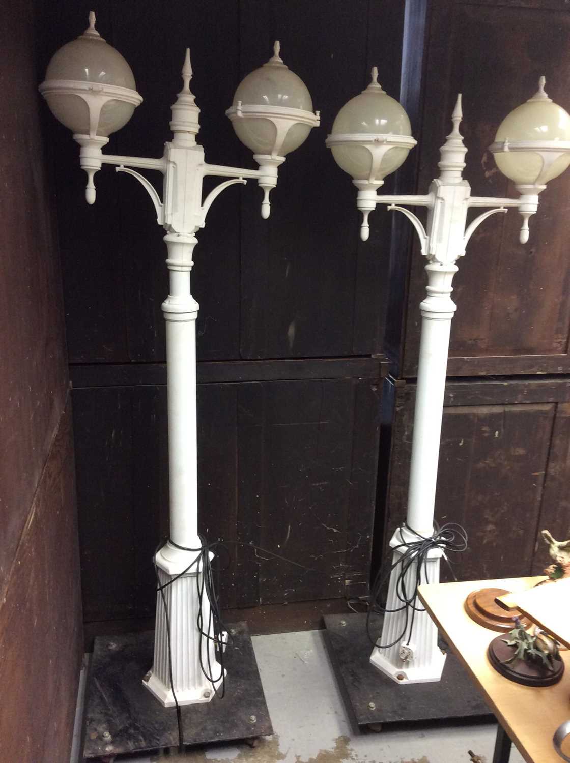 Set of four Parisienne style white painted metal floor standing lamp posts - Bild 2 aus 3