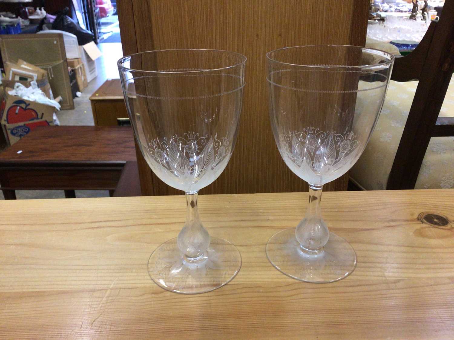 Good pair of Victorian wine glasses with engraved foliate patterns