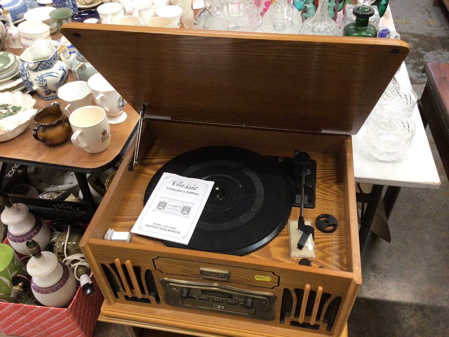 Classic Collector's Edition record player in light oak case and matching record cabinet - Image 2 of 2