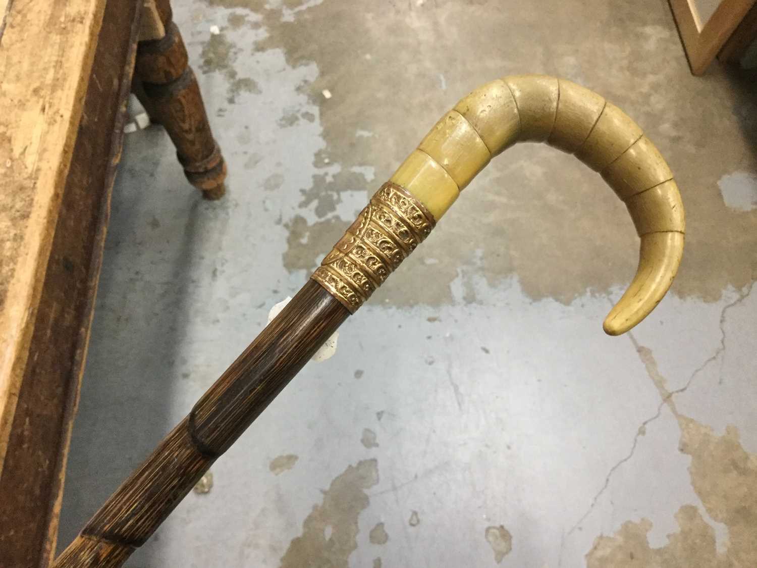 Segmented walking cane with gold plated collar and horn handle