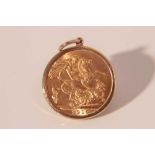 G.B. - Gold Sovereign George V 1915 EF set in 9ct gold ring mount (total weight 9.1gms) (1 coin)