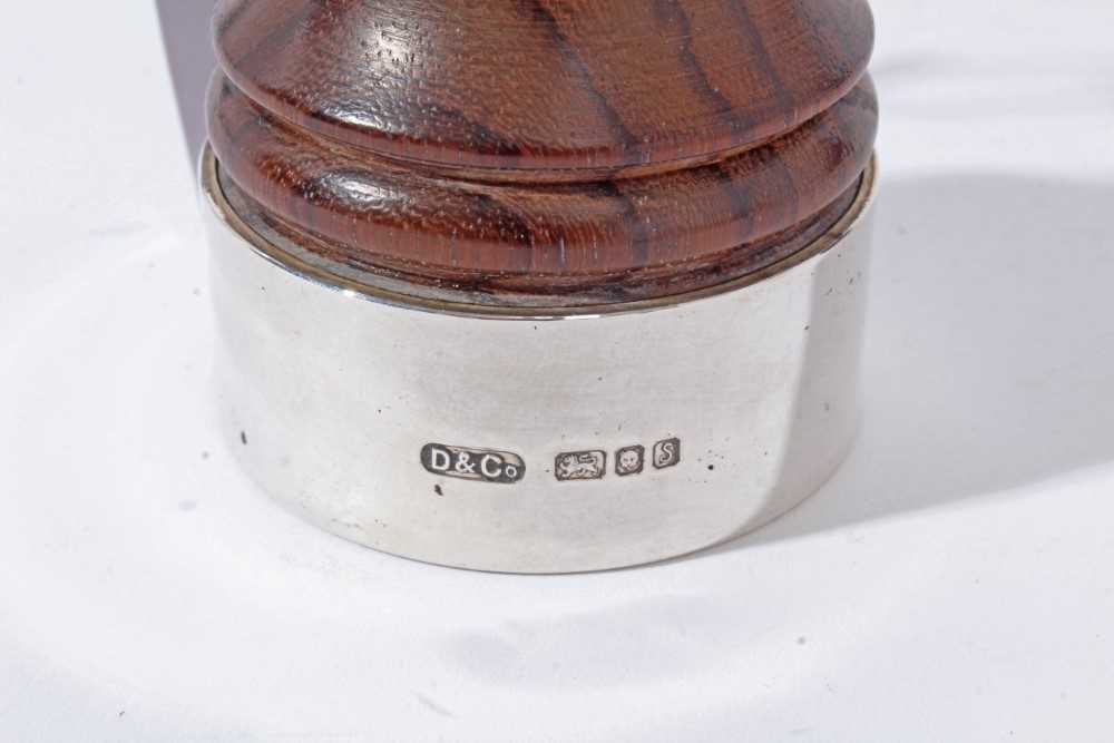 Pair of Contemporary silver mounted wooden salt and pepper mills of conventional form, (London 1992) - Image 2 of 7