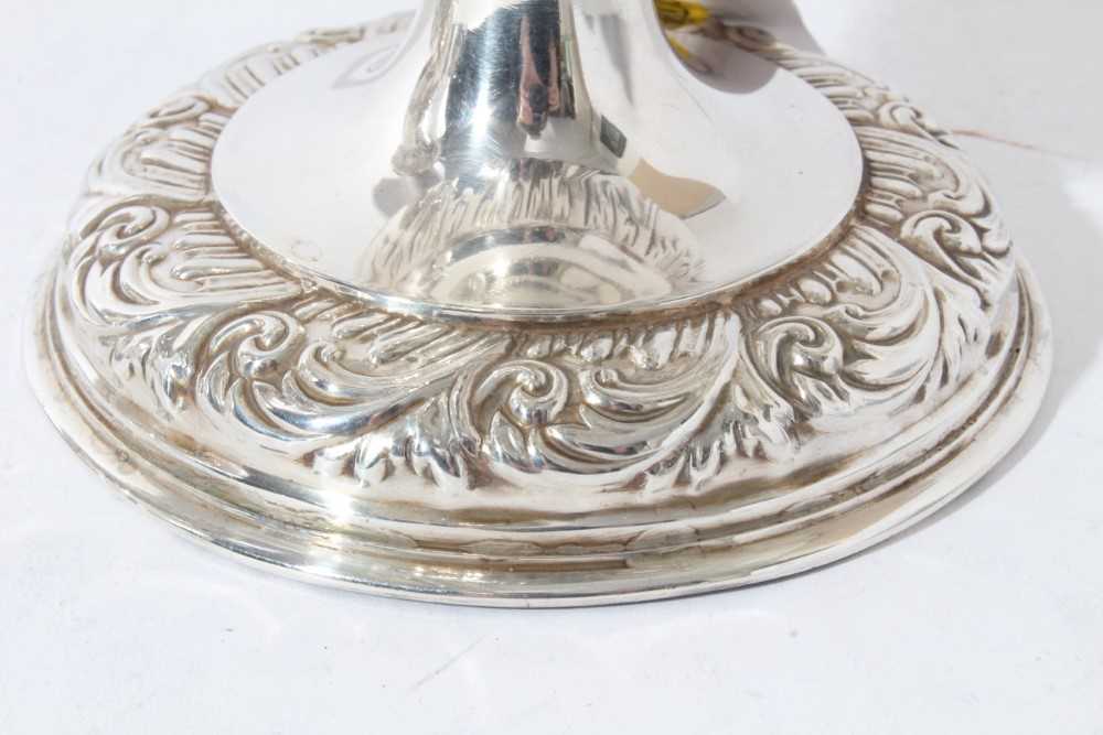 Pair of Edwardian silver spill vases, with embossed decoration scroll decoration and flared rims, ra - Image 4 of 7