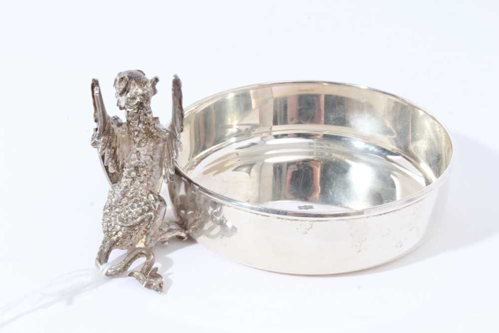 Good Quality Contemporary silver pin dish of circular form, mounted with a cast Dragon depicting the - Image 2 of 4