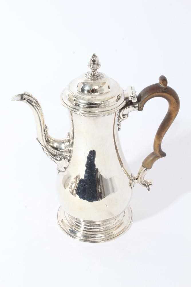 Good quality George III coffee pot of baluster form, with engraved armorial crest, hinged domed cove - Image 6 of 9