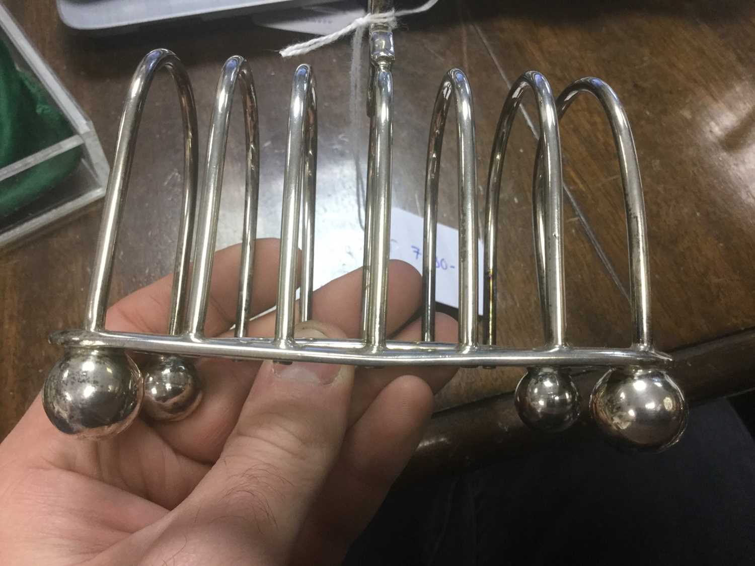 George V silver toast rack with six divisions (London 1913), 6.6ozs - Image 4 of 6