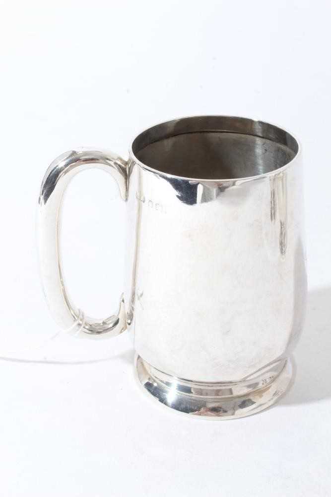 George V silver christening mug of tapered form with central reeded band, with scroll handle, on a c - Image 4 of 11