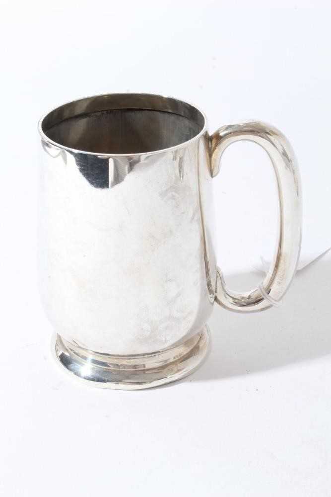 George V silver christening mug of tapered form with central reeded band, with scroll handle, on a c - Image 3 of 11