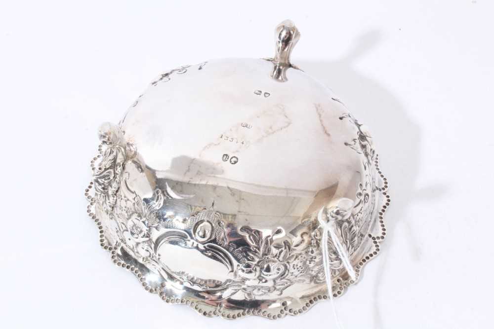 Victorian silver sugar bowl of circular form with foliate embossed borders, on three scroll feet ( L - Image 4 of 5