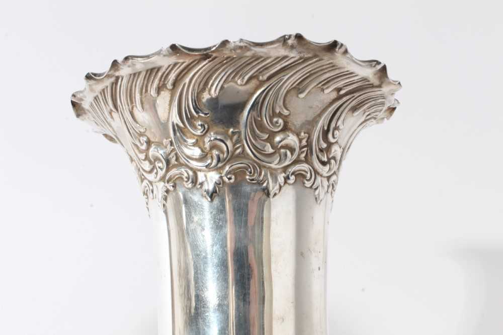 Pair of Edwardian silver spill vases, with embossed decoration scroll decoration and flared rims, ra - Image 2 of 7