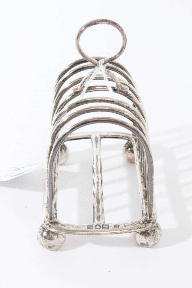 George V silver toast rack with six divisions (London 1913), 6.6ozs - Image 2 of 6