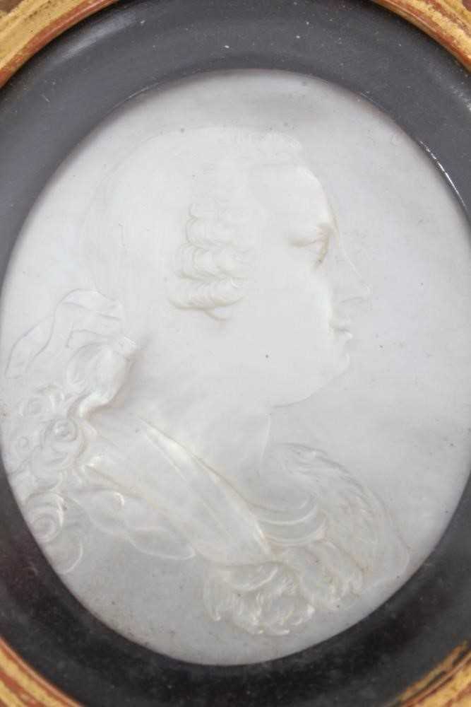 George III carved mother o pearl portrait plaques - Image 2 of 5