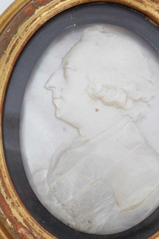 George III carved mother o pearl portrait plaques - Image 3 of 5