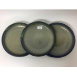 Five Jane Hamlyn blue/green rimmed salt glazed studio pottery plates, 26.5cm diameter