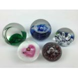 Five Selkirk art glass paperweights by Peter Holmes (5)