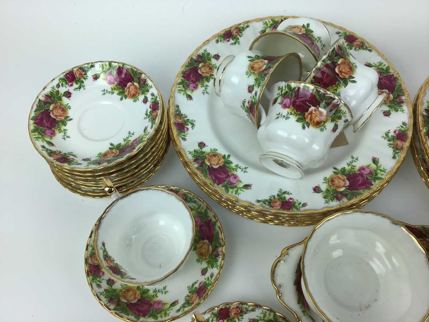 Royal Albert Old Country Roses tea and dinner service - 47 pieces - Image 2 of 5