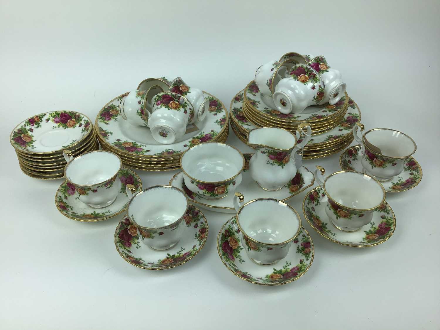 Royal Albert Old Country Roses tea and dinner service - 47 pieces