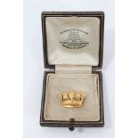 Lady's 9ct gold Mural Naval crown brooch in fitted Goldsmiths and silversmiths case