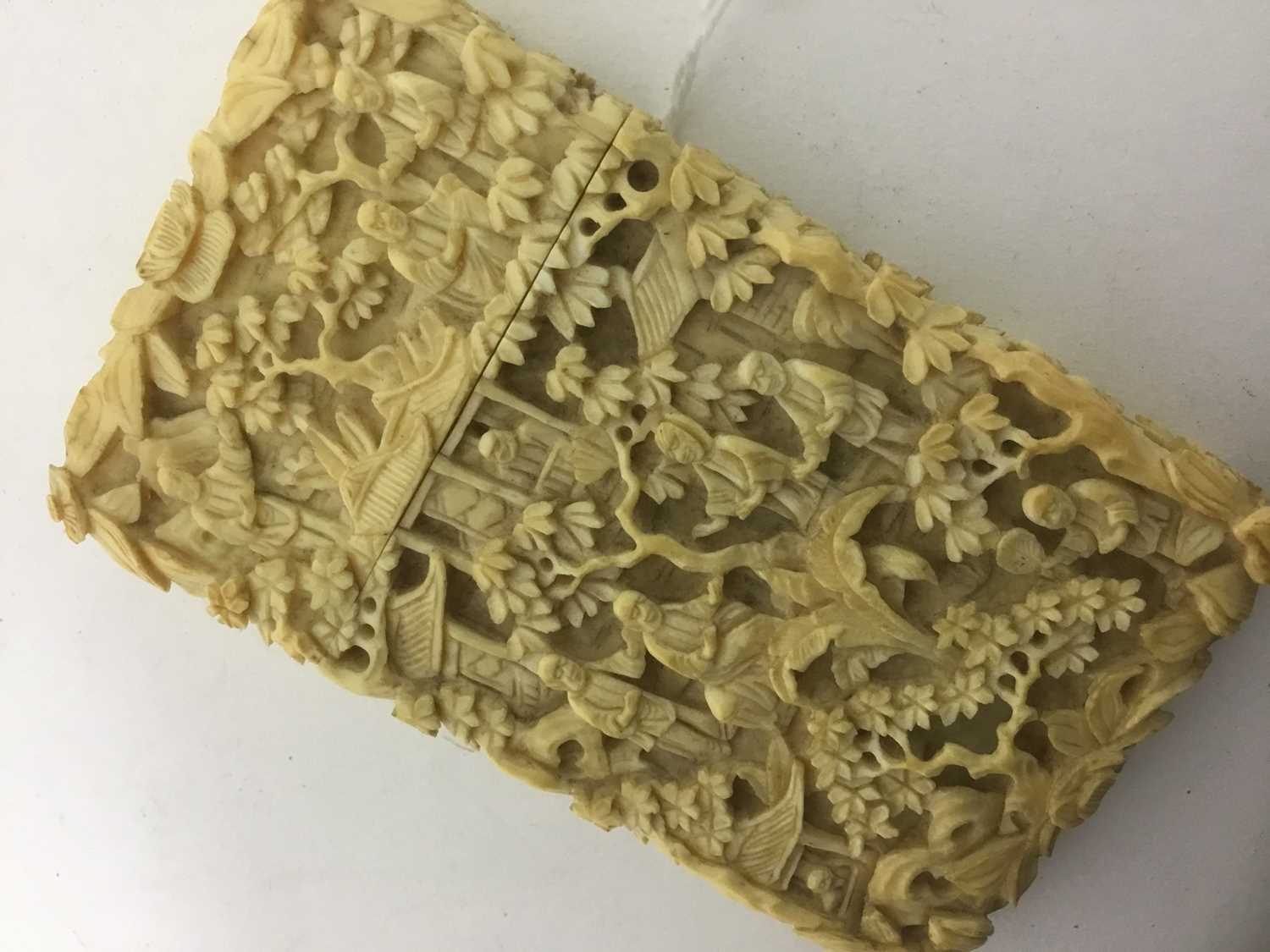 19th century Canton carved ivory card case - Image 4 of 4