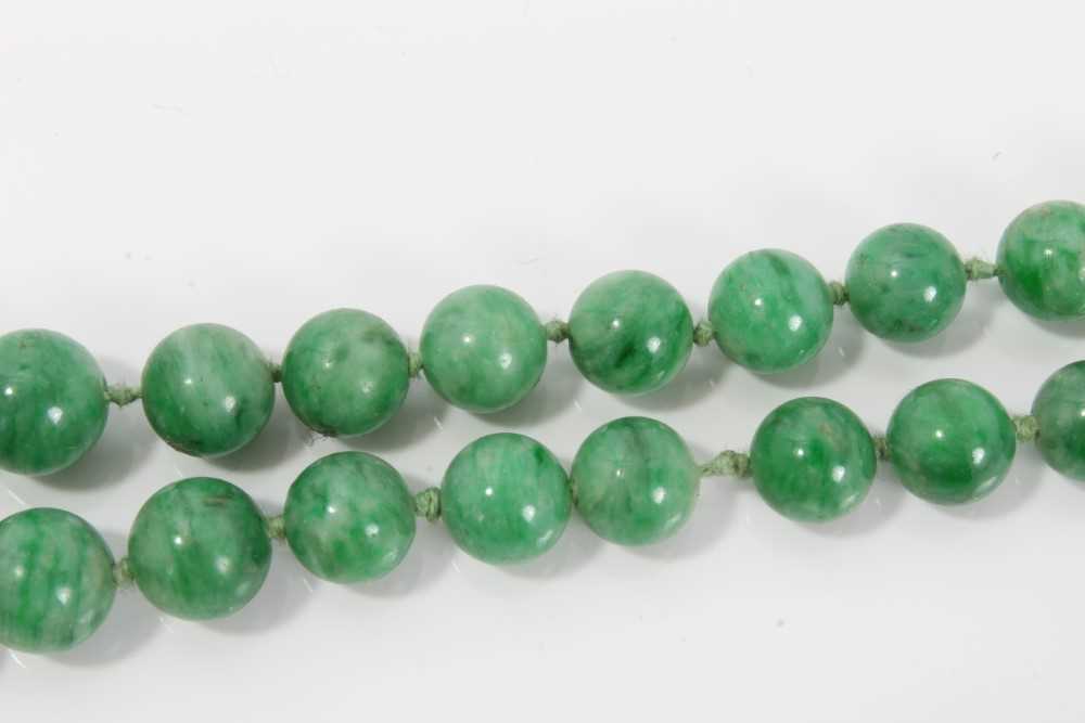 Old Chinese jade/green hardstone bead necklace with a string of graduated spherical beads measuring - Image 6 of 8