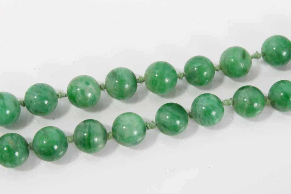 Old Chinese jade/green hardstone bead necklace with a string of graduated spherical beads measuring - Image 5 of 8