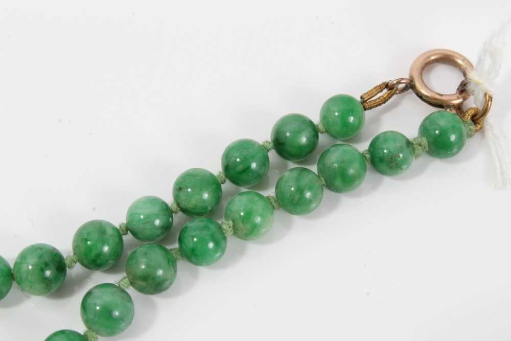 Old Chinese jade/green hardstone bead necklace with a string of graduated spherical beads measuring - Image 3 of 8