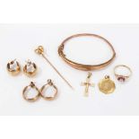 9ct gold jewellery, to include bracelet, tie pin, fancy stone cluster ring, two pairs of hoop earrin