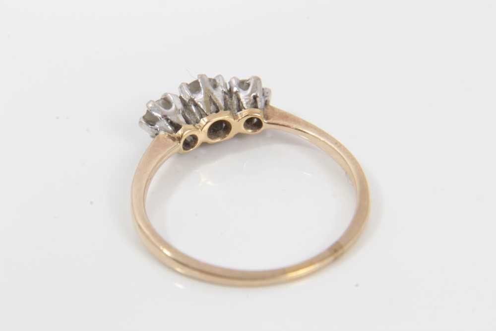 Diamond three stone ring with three round brilliant cut diamonds in claw setting on 18ct yellow gold - Image 2 of 5