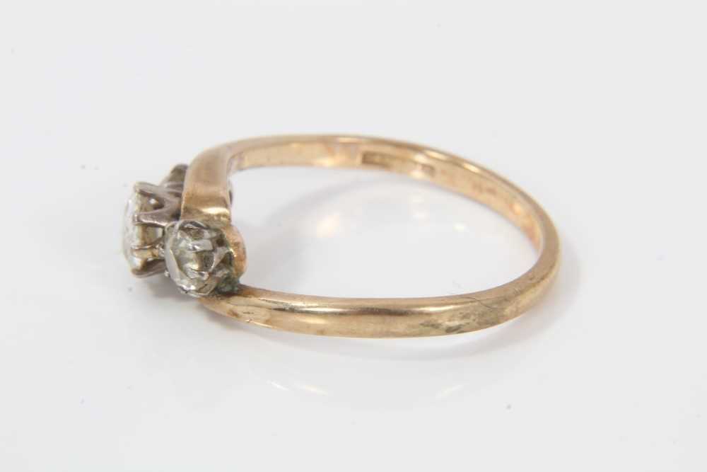 Diamond three stone ring with three old cut diamonds in cross-over claw setting on 9ct gold shank. E - Image 3 of 6