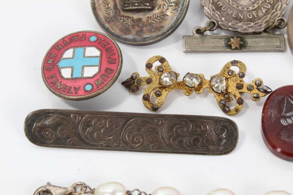 Group of antique and vintage jewellery to include silver and paste set pendant,antique coral bead ne - Image 10 of 16