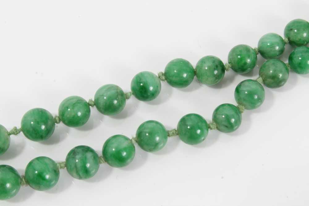 Old Chinese jade/green hardstone bead necklace with a string of graduated spherical beads measuring - Image 4 of 8