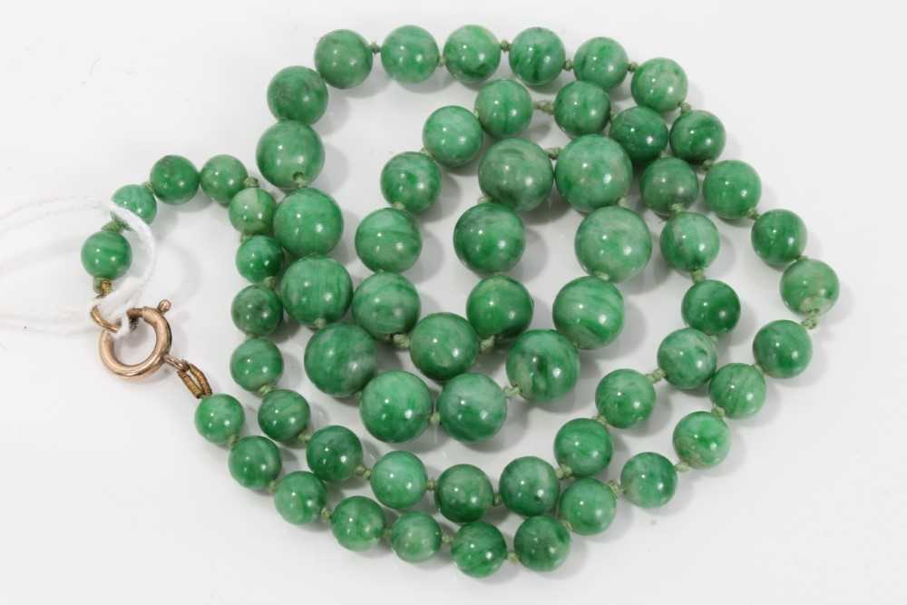 Old Chinese jade/green hardstone bead necklace with a string of graduated spherical beads measuring - Image 2 of 8