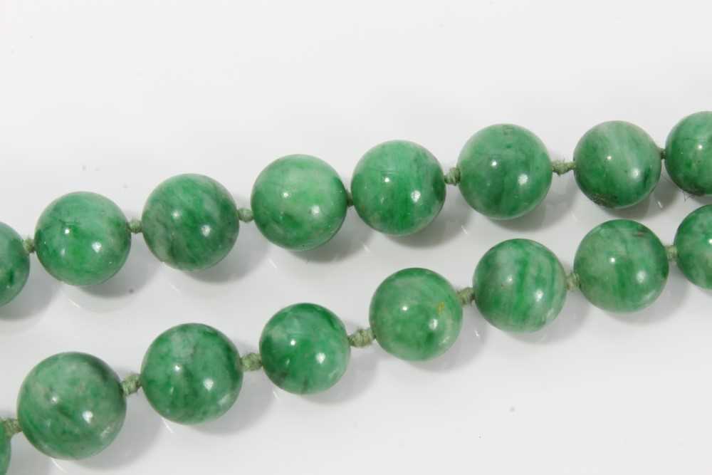 Old Chinese jade/green hardstone bead necklace with a string of graduated spherical beads measuring - Image 7 of 8