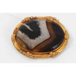 Early Victorian agate and gold mounted brooch