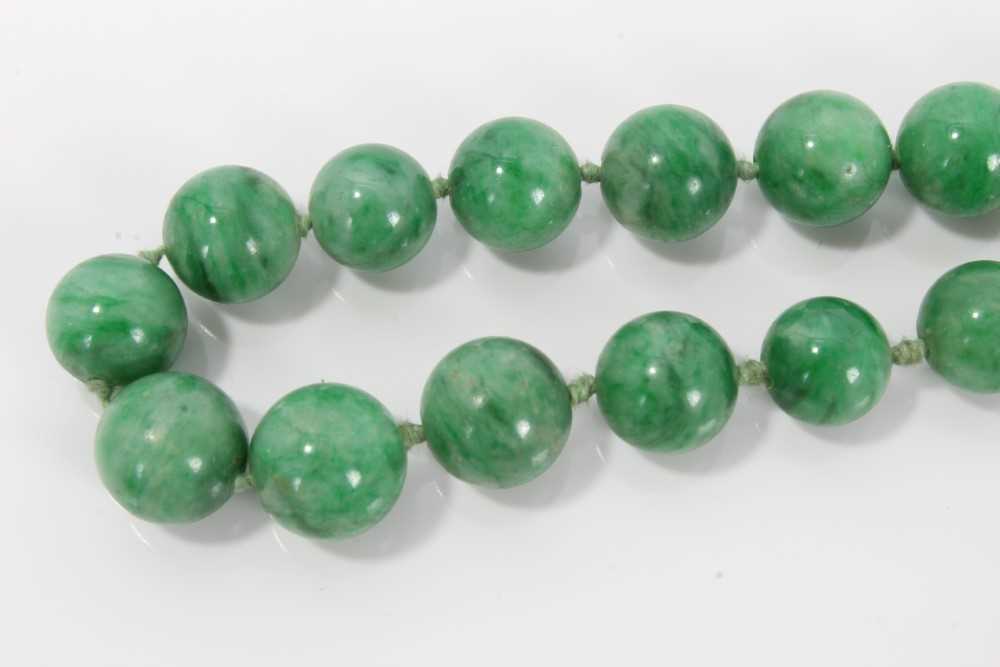 Old Chinese jade/green hardstone bead necklace with a string of graduated spherical beads measuring - Image 8 of 8