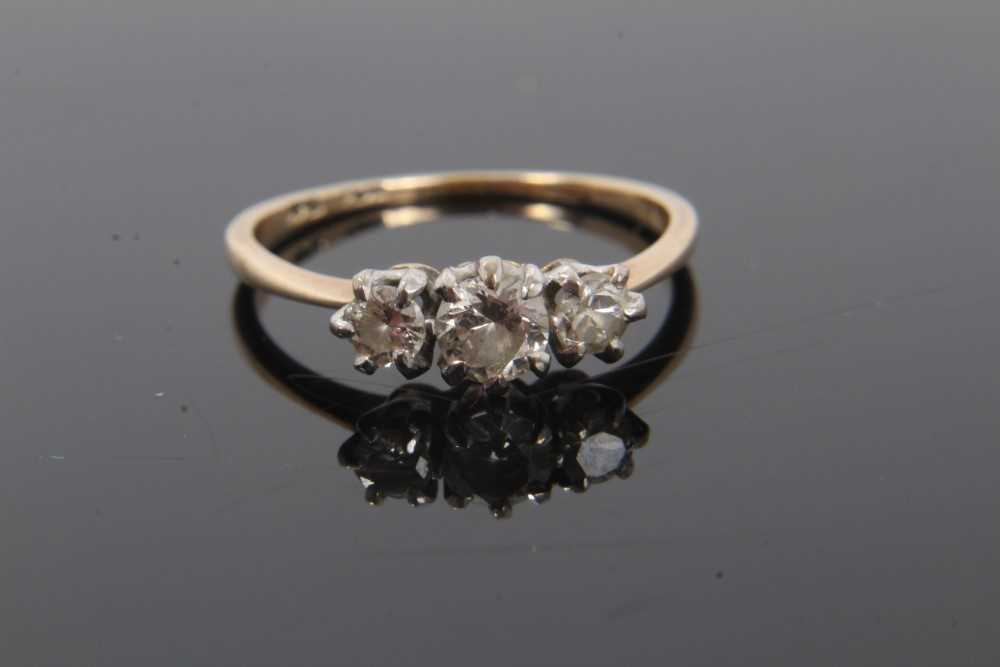 Diamond three stone ring with three round brilliant cut diamonds in claw setting on 18ct yellow gold - Image 3 of 5