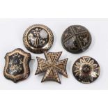 Group of five 19th century tortoishell piqué work brooches various, with floral decoration to includ