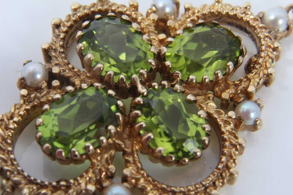 Victorian style 9ct gold peridot and cultured pearl pendant of quatrefoil form with four oval mixed - Image 3 of 3