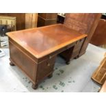 Good quality antique style kneehole desk with seven drawers on turned feet