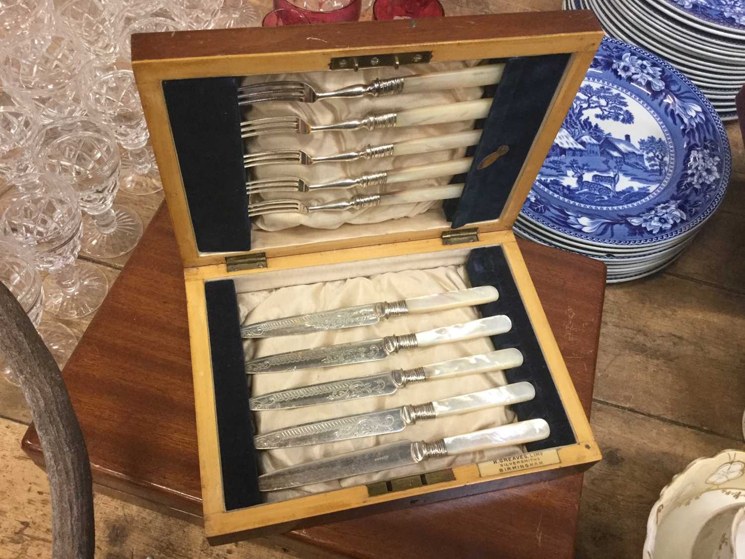 Set of six silver handled tea knives in fitted case, set of twelve Edwardian silver plated fish kniv