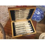 Set of six silver handled tea knives in fitted case, set of twelve Edwardian silver plated fish kniv